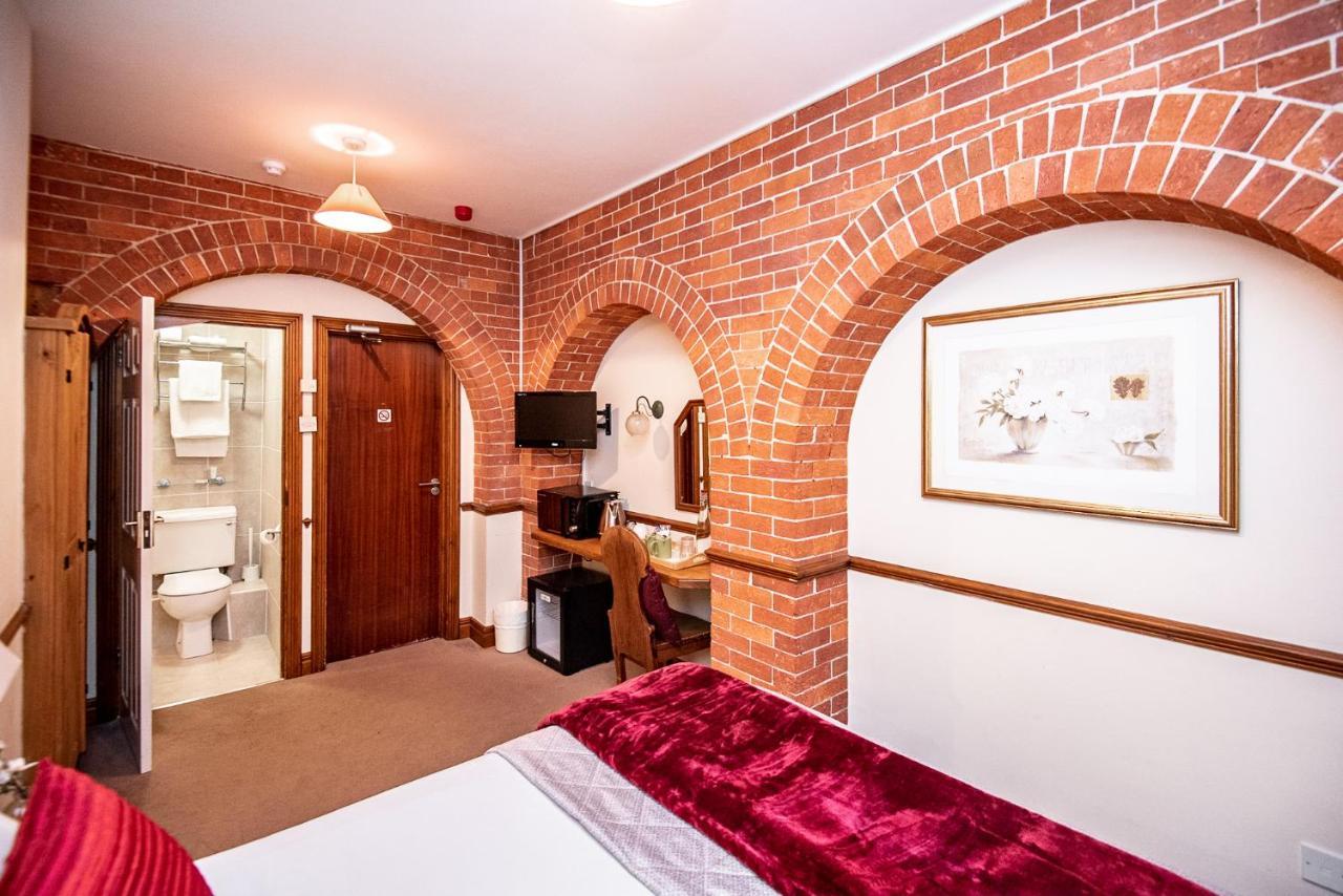 Trivelles Waterhall Country Gatwick Hotel & Airport Parking Crawley  Extérieur photo